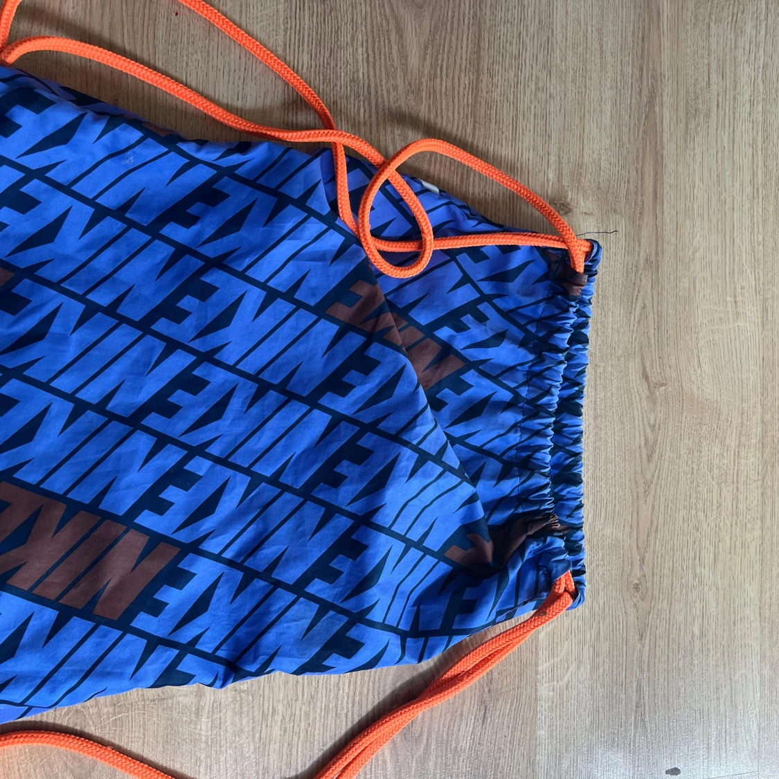 Nike blå gympåse med orange snören - 1