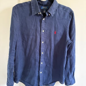 Polo Ralph Lauren skjorta - Säljer en jätte fin Polo Ralph Lauren skjorta. Skjortan är i fint skick och är sparsamt änvända och alltid tvättad för hand. Skjortan är i storlek L i barnstorlek vilket motsvarar 14-16 år. Hör av dig vid mer frågor😊