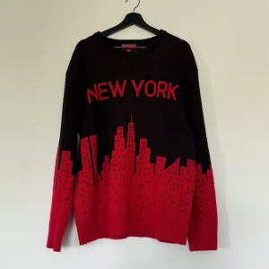 Supreme Knitted Sweater - Säljer min Supreme Knitted Sweater som jag inte har använt på flera år. Storlek XL men passar mer som L skulle jag säga! Lmk om du undrar något!