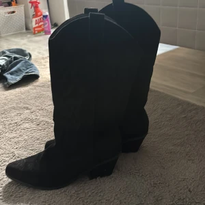 Cowboy boots - Storlek 40! köpta i Stockholm. Väl använda😍 