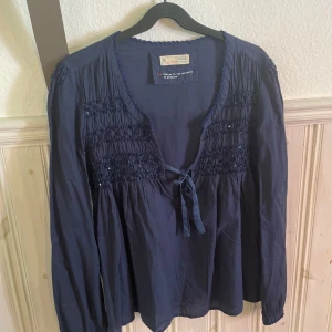 Odd Molly blus - Blå blus från Odd Molly med paljetter och snörning. Superfint skick!