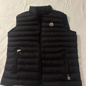 Moncler väst - säljer pga för liten för mig. Ej använd.