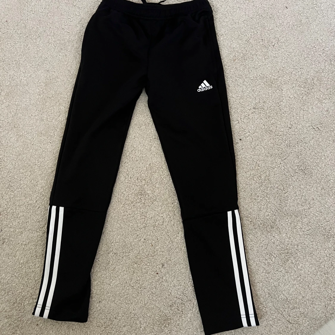 Svarta Adidas träningsbyxor 