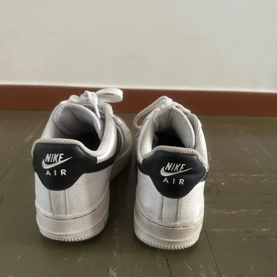 Nike Air Force 1 vita och svarta sneakers - 1
