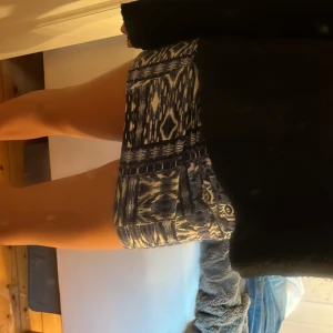 Blåmönstrad kjol från Gina Tricot - Säljer en blå och vit kjol från Gina Tricot i storlek XS. Den har ett coolt abstrakt mönster med inslag av mörkblått och vitt, elastisk midja och är gjorda i mjuk bomull. Perfekta för varma dagar och ger en avslappnad vibe till din outfit. Säljer pga att den ej kommer till användning💞