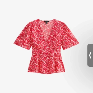 Röd blommig blus  - En blommig och pösig blus, med volang längst ner, toppen är i storlek M men sitter mer som en S 💕