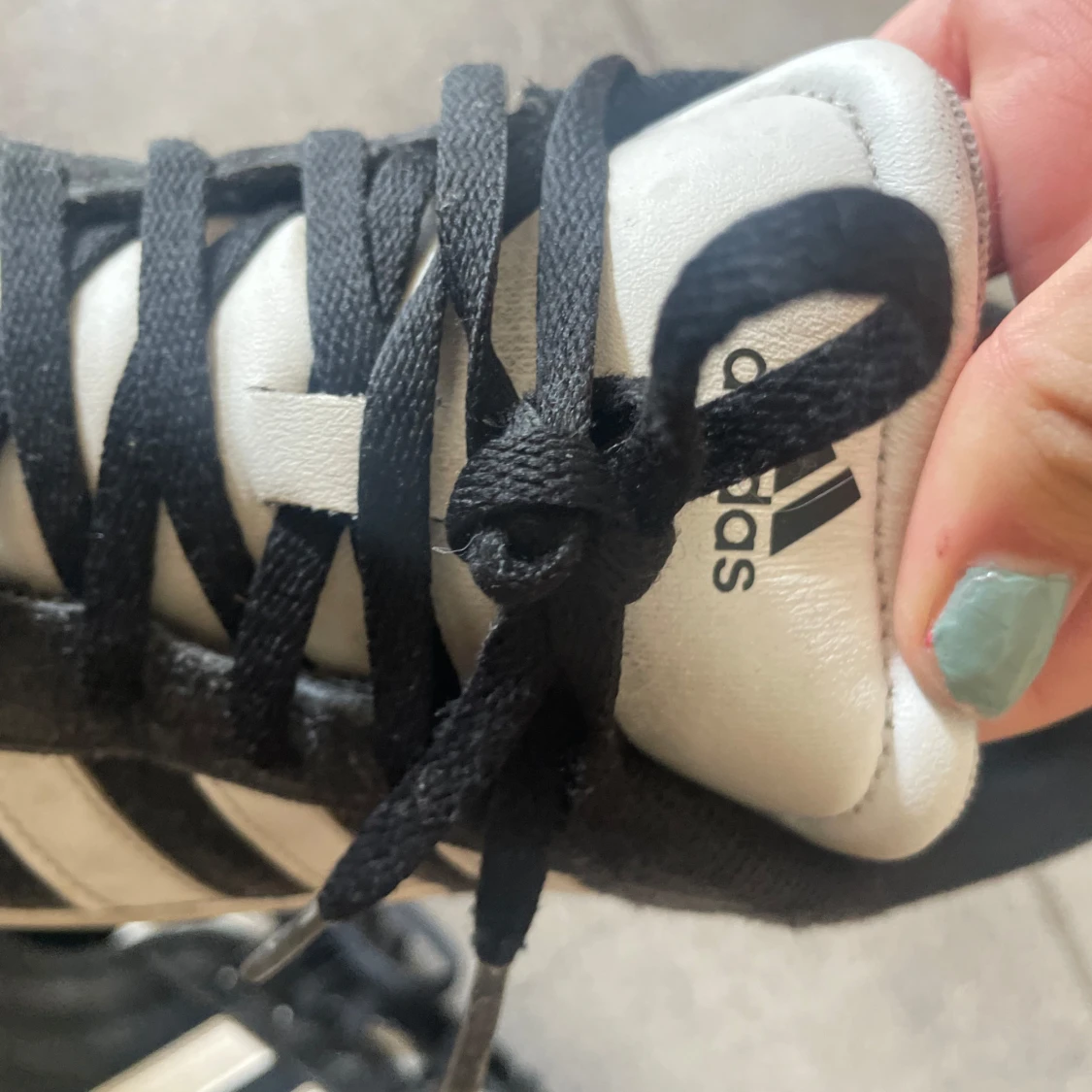 Svarta och vita Adidas sneakers - 2