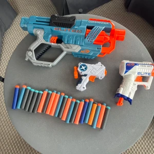 Nerf Elite 2.0 Commander & Nerf Elite Trio EX-3 - Perfekt för actionfyllda Nerf-battles med kompisarna! Paketet innehåller två coola blasters och massor av skumdart-pilar i olika färger. Utmana vännerna och testa din träffsäkerhet – passar både inomhus och utomhus för maxad lek.