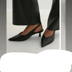 Thin V-Shape Slingback - Jättesnygga pumps använt fåtal gånger jättefint skick och kan gå ner i pris vid snabb affär! Skriv för fler bilder, ballerinaskor fast med liten klack (pumps), de passar i mindre storlek också då de går att spänna åt där bak! 