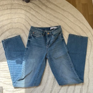 Raka jeans - Ett par blå jeans från vero Moda i modellen Vmflash. De har medelhöjmidja och raka ben. Är även helt oanvända