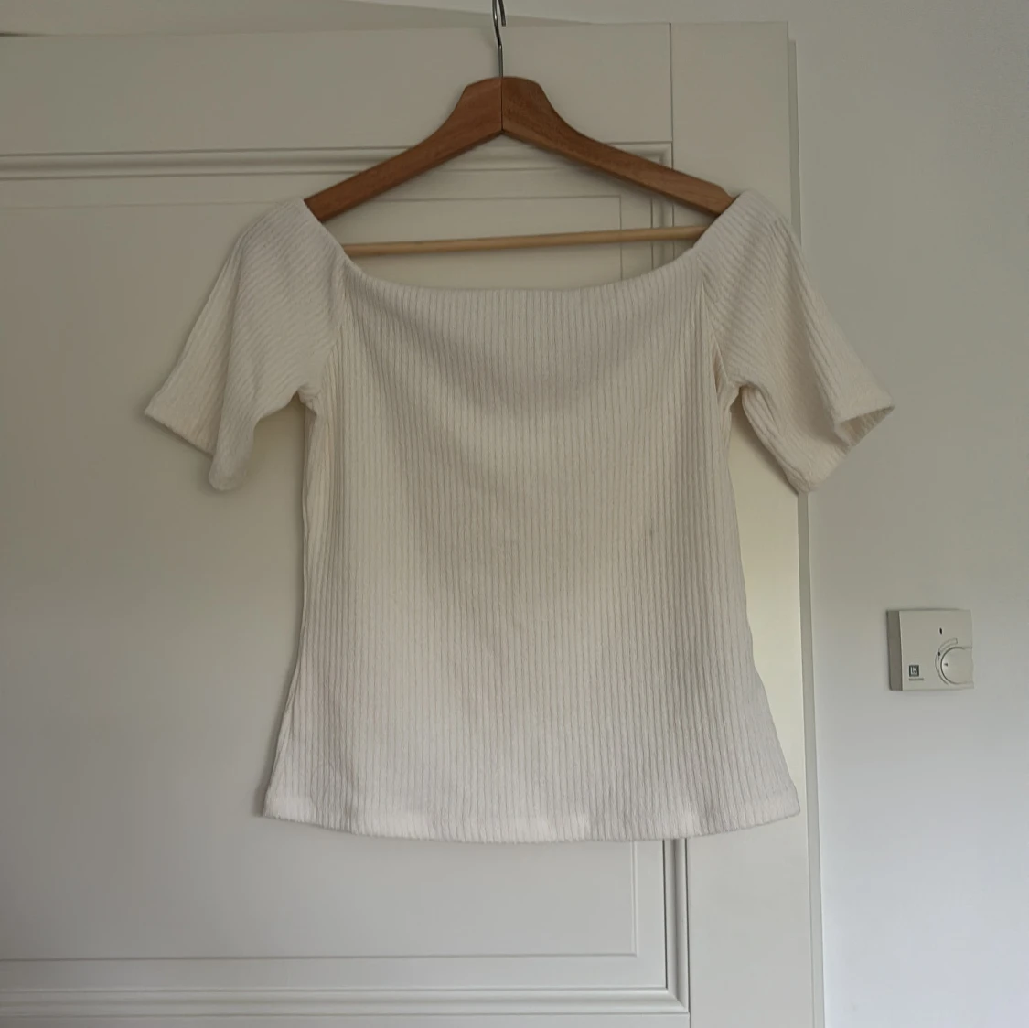 Offshoulder ribbad topp i vitt