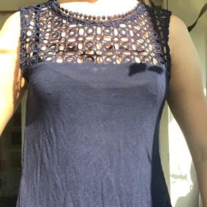 Mörkblå ärmlös blus från H&M - Supersnygg mörkblå blus (finns i vit) med ärmlös design och broderad spets upptill. Knäppning med knapp i nacken. Jag har sytt om den så den sitter lite tajtare mot kroppen men har inte klippt än så vill man ha den pösigare går det att sprätta upp och vill man kan jag sy in den mer om man vill ha den tajtare. Jag har en vit också om man vill ha den istället💓 skriv för frågor, öppen för prisförslag 