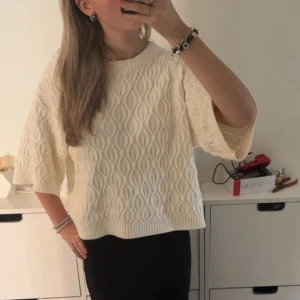 Vit stickad tröja med kort ärm - Benvit stickad tröja med snyggt strukturmönster och breda korta armar