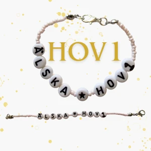 Hov1 armband ÄLSKA HOV1 - Handgjort armband med vita runda bokstavspärlor som bildar orden 'ÄLSKA HOV1'. Armbandet är gjort av elastisk tråd och metallspänne. Perfekt accessoar för dig som gillar personliga smycken och Hov1. Anpassar längd, namn/ord, färger med mera utefter dina önskemål. Se mina övriga annonser och passa på att få rabatt vid köp av flera varor samtidigt. Obs!!! Accepterar ej prutande. 25 kr är ett fast pris. 