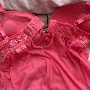 Rosa spetsig babydoll negligé - Säljer en superfin negligé i babydollstil med tunna axelband och vadderade kupor. Hittade också på ett loppis men har aldrig kommit till användning, storlek- XS/S🤍