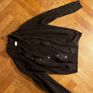 Mörkgrön cardigan från John henric - Mörkgrön cardigan från John Henric 