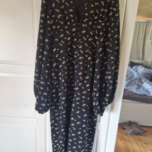 Adoore Positano dress - Adoore Positano dress, svart med gula blommor. Storlek 40. Nyskick förutom att den nedersta knappen saknas. 