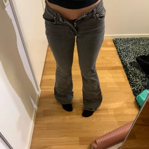 Gråa jeans från Gina - Utsvängda jeans från Gina tricot, använda men väl omhändertagna. Säljer då de inte passar mig längre