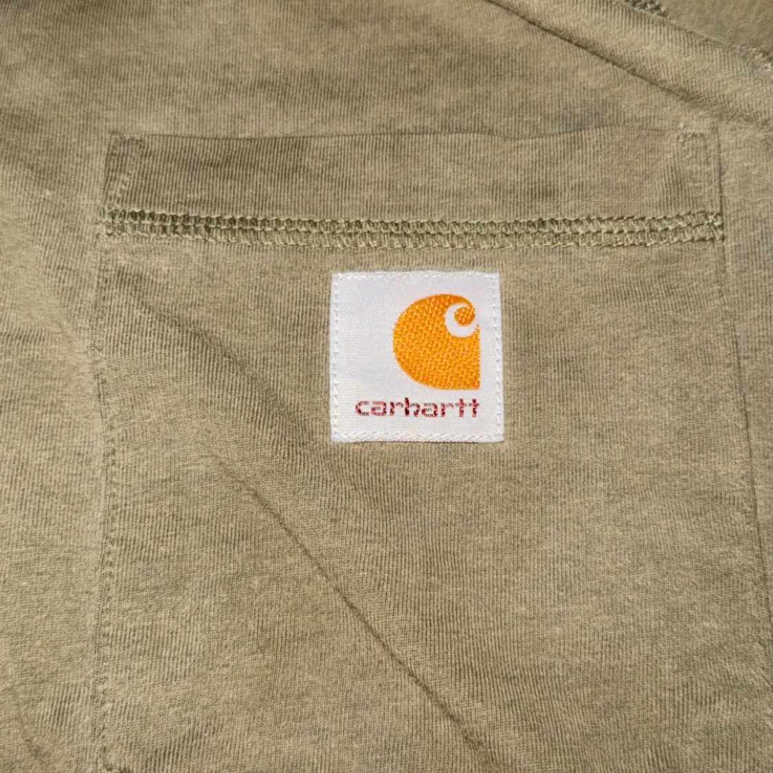 Olivgrön Carhartt t-shirt med ficka - 1