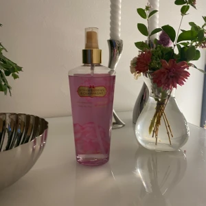 Victoria secret (gamla förpackningen) - Säljer denna som jag köpt för många år sedan men inte kommer till användning men väldigt eftertraktad. Den luktar väldigt gott både sött men också champagne som bryter av det 