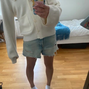 Blå jeansshorts med slitningar - Säljer ett par ljusblå jeansshorts med hål i 🥰 aldrig använt ❤️❤️