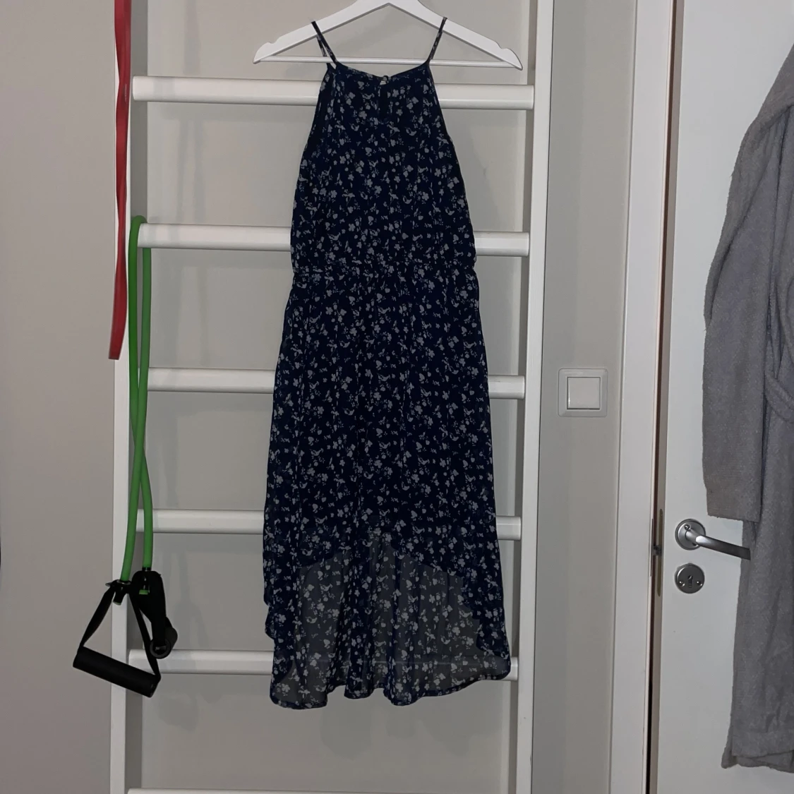 Mörkblå blommig långklänning från Ellos - 1