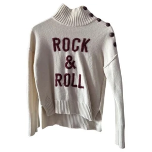 Vit stickad polotröja Rock & Roll från Zadig och Voltaire  - Säljer nu denna super snygga och eftertraktade stickade tröjan ifrån Zadig och Voltaire med rock & roll text i vinrött, den är i super bra skick, skriv gärna om ni är intresserade 🥰