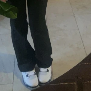 Nike Air Jordan 4 vit/grå sneakers - Säljer ett par Nike Air Jordan 4 sneakers i vitt med mörkblå och gråa detaljer. Klassisk siluett med meshpaneler på sidorna, snörning och platt sula. Perfekta för dig som gillar streetstyle och vill sticka ut med en ikonisk modell.