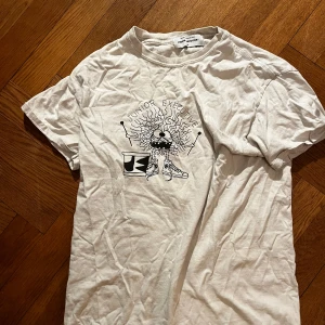 Vit Junior Executive t-shirt - Vit t-shirt från Junior Executive med coolt svart tryck framtill.