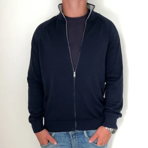 Mango full zip  - Mango full zip | Mycket bra skick | Size - S | Nypris 1600 mitt pris 499 | Hör av dig vid minsta fråga eller fundering📩