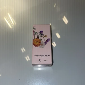 Gisou hair oil  - Perfekt storlek om man vill testa produkten innan man köper en större.  Räcker längre än vad man tror. Luktar sååå gott ✨