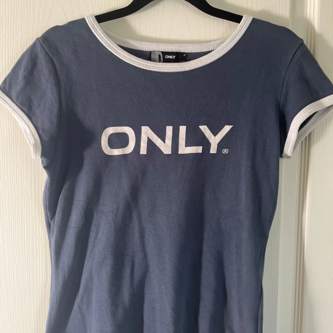 Blå t-shirt med vit kant från ONLY