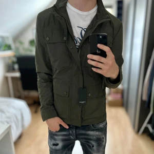 NY Lawrence Grey field jacket  - Helt ny, tags medföljer.. Storlek S passar dig som är mellan 178-188cm. Nypris ca 2500kr. Modellen är 185 cm, 79 kg. Passar bra nu till sen sommar/höst. Skriv för mer information!🤝