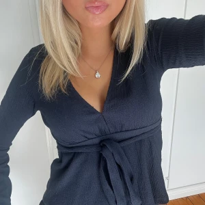 Marinblå omlottopp med knyt - Snygg marinblå omlottopp med v-ringning och långa ärmar💓💓