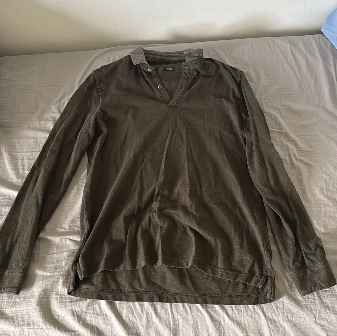 Olivgrön pikétröja från Massimo Dutti