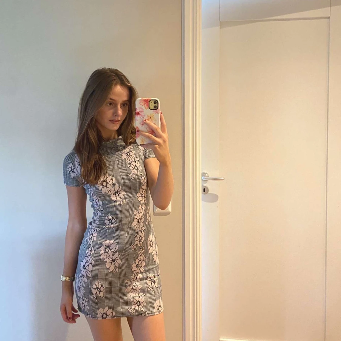 Grå blommig kortklänning från Nikka