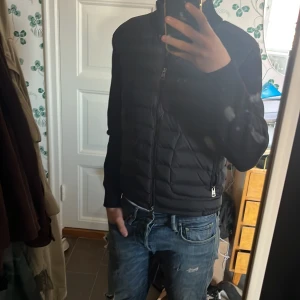 Moncler cardigan jacka - Perfekt för hösten, super bra skick | tags samt nfc finns | hör av er vid frågor!