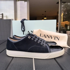 Lanvin - Lanvin cap toe i färgen mörkblå. Storlek 45, Skick 9/10, allt og såsom låda, båda dustbagsen, 2st nya skosnören och såklart kvitto från när jag köpte de. Ända defekten är sliten undersida annars är de väl omhändertagna, borstade efter varje användning och rengjorda ofta för att inte få fläckar, sulorna är lika vita som när de var helt nya och tåboxen är helt felfri (inte en ändå repa eller märke). Om några frågor är det bara skriva, svarar snabbt👍