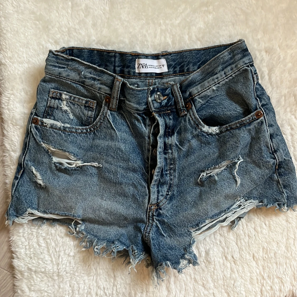 ZARA Blå jeansshorts med slitningar