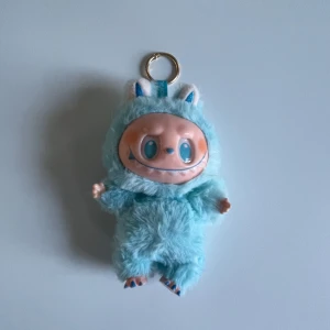 Pop Mart Labubu  - Labubu från Pop Mart, säljer på grund av att jag fick den men ville inte ha den och därför säljer. Den är aldrig använd och jätte bra skick funkar också jätte bra att hänga på väskor och annat man får med nyckel ringen och kartongen 