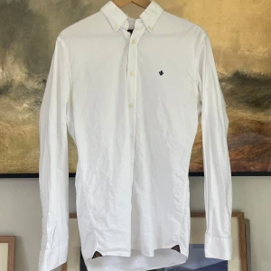 Morris Skjorta - Säljer en snygg skjorta från morris  i mjukt material | Skick: 8/10 Storlek: S | Mått: Axelbredd: 45cm Axel till midja: 60cm Ärmen: 58cm | Nypris: 1499kr Mitt pris: 349kr | Hör av dig vid Minsta lilla fundering!
