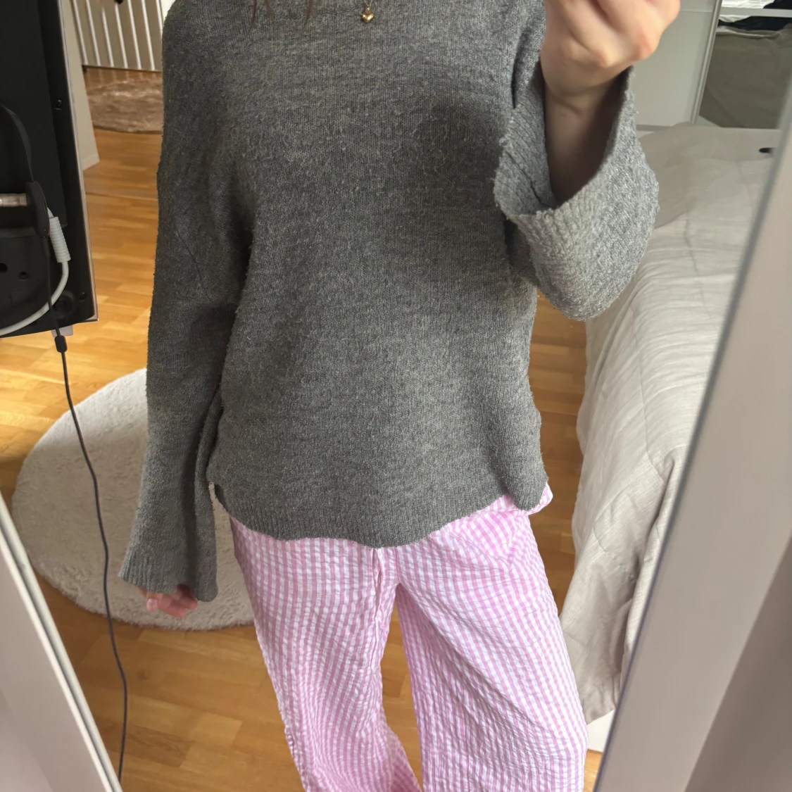 Grå stickad tröja - 1