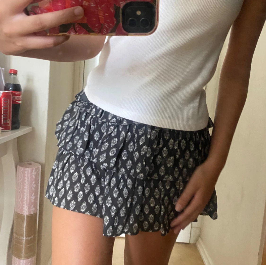 Svart volangkjol med vitt mönster - 3