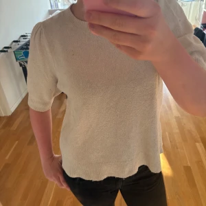 Beige stickad trekvartsärmad tröja  - Superfin beige stickad topp med korta puffärmar, använd fåtal gånger. 💕💕