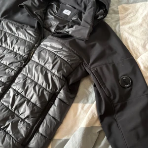C.P Company Jacka  - Säljer nu min svarta jacka från CP company såklart är den äkta ni kan komma qr koden samt sista bilden. Perfekt nu till hösten. Ser helt ny ut använt den några gånger har inga håll eller liknande i jackan. Jag kan sälja den för billigare pris om det blir en snabba affär! 