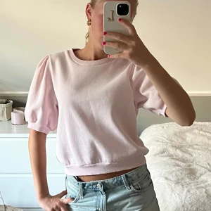 Rosa topp - Ljusrosa tröja från Gina tricot, storlek 158-164 men passar även xs.
