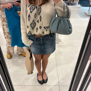 Blå jeanskjol med knappdetaljer - Säljer en snygg kort jeanskjol i klassisk blå tvätt med coola knappdetaljer framtill och fickor. Kjolen har en normal passform och är perfekt för dig som gillar en chill och trendig stil. Passar grymt till sneakers eller boots.