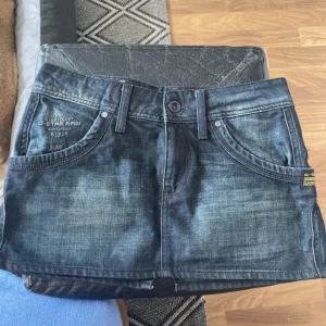 Lowrise mini / kort jeanskjol - Jättefin mini-jeanskjol i mycket bra skick, endast använd ett fåtal gånger! Midjan är 2x40 cm och längden är 28 cm❤️