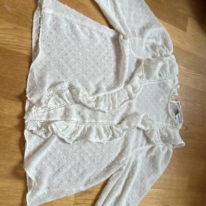 blus från Zara - detta är en super vacker blus från Zara som jag tyvärr inte använder. Den är perfekt till en fest med en kjol eller till ett par jeans! Ändrar pris vid snabbt köp. Defekter kan komma - skriv privat vid fler bilder. Notera att jag inte står för postens slarv och om det är en defekt så har jag inte vetat om den. 