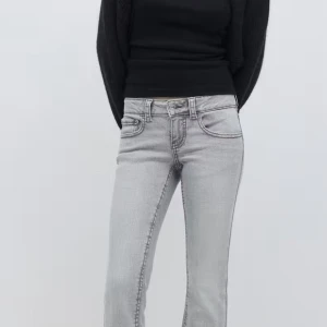 Gina jeans grå - Snygga ljusgrå jeans med bootcut-snitt från Gina. De är använda ca 5 gånger. De är ett par sköna jeans med låg midja.